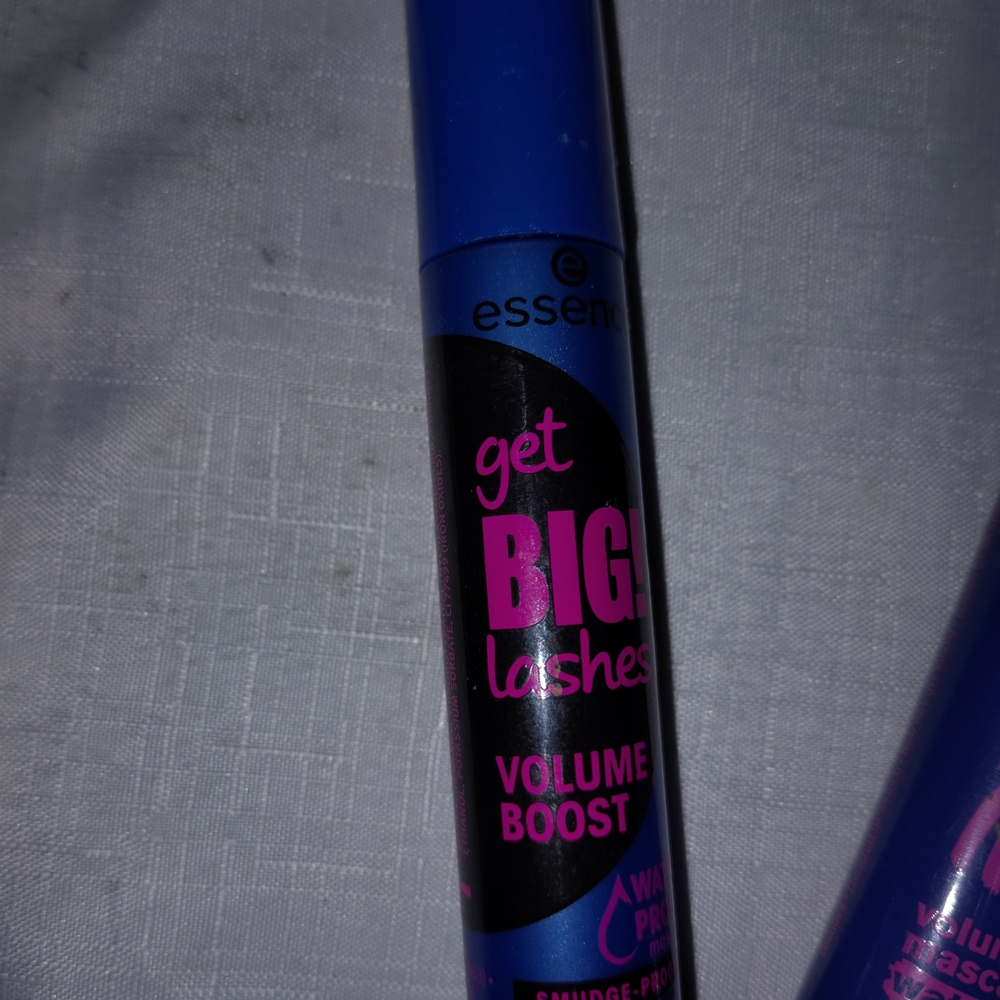 Essence 2 Waterproof Mascara's Get Big Lashes & I ❤️ Extreme - Picture 3 of 3